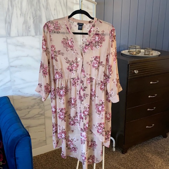 Torrid sheer button up tunic top with roll up sleeve option - Picture 1 of 5